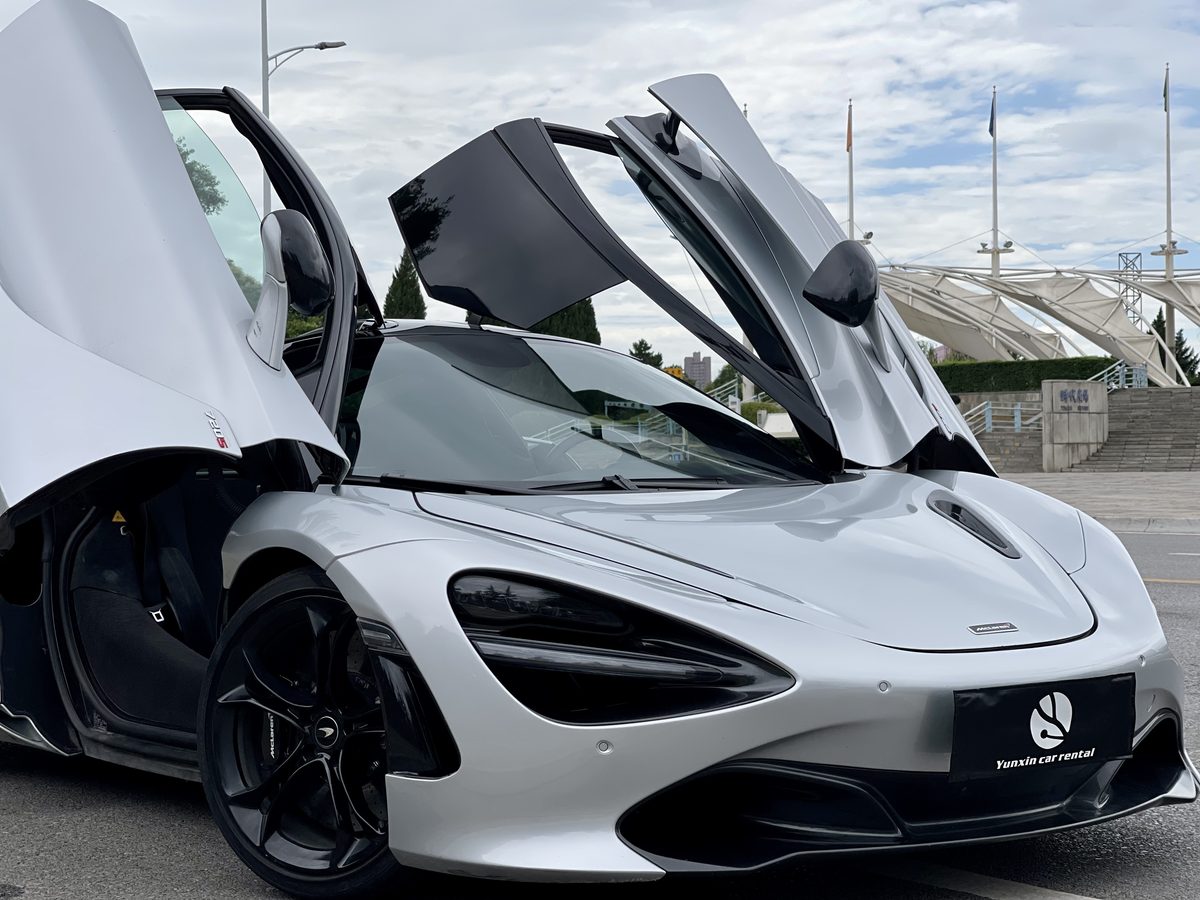 穿着制服的司机打开车门提供服务