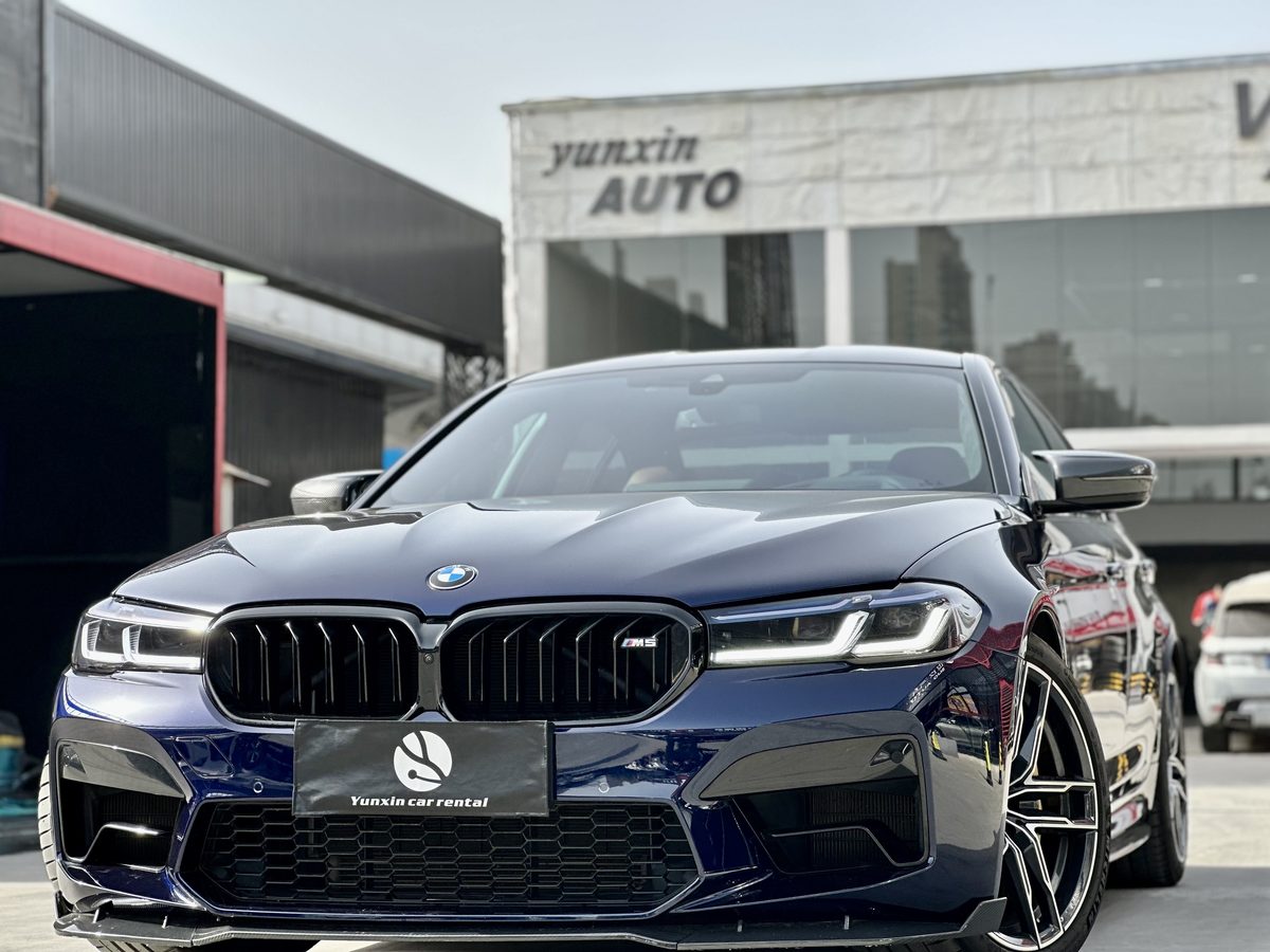 装饰华丽的婚庆车队