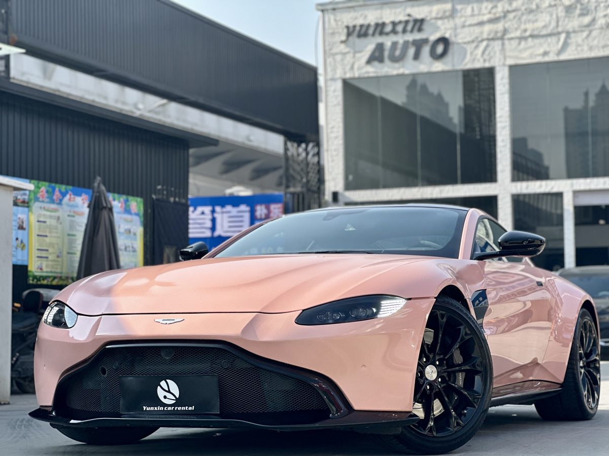 红色法拉利跑车特写